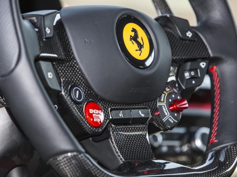 Детали интерьера Ferrari 812 Superfast 2017 года  (NA) (фото 11 из 23)